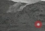 Standbild Explosionen Okinawa Ryukyu Inseln, 1945, aus Sekunde 47 historischem Filmmaterial Videoclip 65675074418