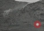 Standbild Explosionen Okinawa Ryukyu Inseln, 1945, aus Sekunde 51 historischem Filmmaterial Videoclip 65675074418