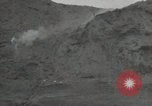 Standbild Explosionen Okinawa Ryukyu Inseln, 1945, aus Sekunde 52 historischem Filmmaterial Videoclip 65675074418