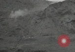Standbild Explosionen Okinawa Ryukyu Inseln, 1945, aus Sekunde 53 historischem Filmmaterial Videoclip 65675074418