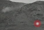 Standbild Explosionen Okinawa Ryukyu Inseln, 1945, aus Sekunde 54 historischem Filmmaterial Videoclip 65675074418