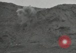 Standbild Explosionen Okinawa Ryukyu Inseln, 1945, aus Sekunde 55 historischem Filmmaterial Videoclip 65675074418
