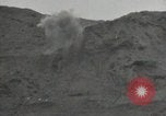 Standbild Explosionen Okinawa Ryukyu Inseln, 1945, aus Sekunde 56 historischem Filmmaterial Videoclip 65675074418