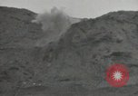 Standbild Explosionen Okinawa Ryukyu Inseln, 1945, aus Sekunde 57 historischem Filmmaterial Videoclip 65675074418
