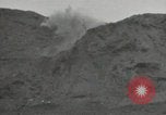 Standbild Explosionen Okinawa Ryukyu Inseln, 1945, aus Sekunde 58 historischem Filmmaterial Videoclip 65675074418