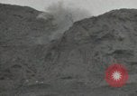 Standbild Explosionen Okinawa Ryukyu Inseln, 1945, aus Sekunde 59 historischem Filmmaterial Videoclip 65675074418
