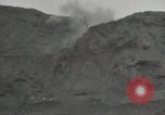 Standbild Explosionen Okinawa Ryukyu Inseln, 1945, aus Sekunde 60 historischem Filmmaterial Videoclip 65675074418