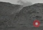 Standbild Explosionen Okinawa Ryukyu Inseln, 1945, aus Sekunde 61 historischem Filmmaterial Videoclip 65675074418
