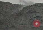 Standbild Explosionen Okinawa Ryukyu Inseln, 1945, aus Sekunde 62 historischem Filmmaterial Videoclip 65675074418