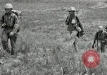 Standbild USA Soldaten Okinawa Ryukyu Inseln, 1945, aus Sekunde 27 historischem Filmmaterial Videoclip 65675074428