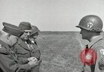 Standbild Charles Coolidge erhält Ehrenmedaille Darmstadt Deutschland, 1945, aus Sekunde 21 historischem Filmmaterial Videoclip 65675074433