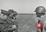 Standbild Charles Coolidge erhält Ehrenmedaille Darmstadt Deutschland, 1945, aus Sekunde 22 historischem Filmmaterial Videoclip 65675074433