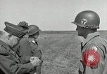 Standbild Charles Coolidge erhält Ehrenmedaille Darmstadt Deutschland, 1945, aus Sekunde 23 historischem Filmmaterial Videoclip 65675074433