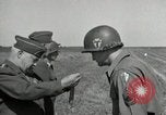 Standbild Charles Coolidge erhält Ehrenmedaille Darmstadt Deutschland, 1945, aus Sekunde 26 historischem Filmmaterial Videoclip 65675074433