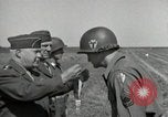 Standbild Charles Coolidge erhält Ehrenmedaille Darmstadt Deutschland, 1945, aus Sekunde 27 historischem Filmmaterial Videoclip 65675074433