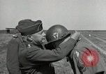 Standbild Charles Coolidge erhält Ehrenmedaille Darmstadt Deutschland, 1945, aus Sekunde 29 historischem Filmmaterial Videoclip 65675074433