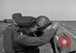 Standbild Charles Coolidge erhält Ehrenmedaille Darmstadt Deutschland, 1945, aus Sekunde 31 historischem Filmmaterial Videoclip 65675074433