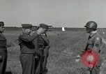 Standbild Charles Coolidge erhält Ehrenmedaille Darmstadt Deutschland, 1945, aus Sekunde 40 historischem Filmmaterial Videoclip 65675074433