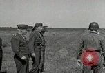Standbild Charles Coolidge erhält Ehrenmedaille Darmstadt Deutschland, 1945, aus Sekunde 41 historischem Filmmaterial Videoclip 65675074433