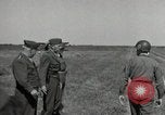 Standbild Charles Coolidge erhält Ehrenmedaille Darmstadt Deutschland, 1945, aus Sekunde 42 historischem Filmmaterial Videoclip 65675074433