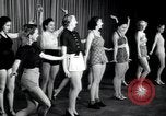 Image femmes danseurs New York City USA, 1936, de la seconde 5 séquences d'archives historiques vidéo 65675074452