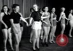 Image femmes danseurs New York City USA, 1936, de la seconde 9 séquences d'archives historiques vidéo 65675074452