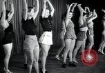 Image femmes danseurs New York City USA, 1936, de la seconde 13 séquences d'archives historiques vidéo 65675074452