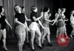Image femmes danseurs New York City USA, 1936, de la seconde 14 séquences d'archives historiques vidéo 65675074452