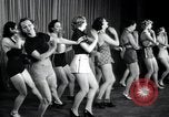 Image femmes danseurs New York City USA, 1936, de la seconde 15 séquences d'archives historiques vidéo 65675074452