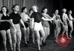 Image femmes danseurs New York City USA, 1936, de la seconde 16 séquences d'archives historiques vidéo 65675074452