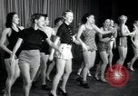 Image femmes danseurs New York City USA, 1936, de la seconde 17 séquences d'archives historiques vidéo 65675074452