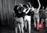 Image femmes danseurs New York City USA, 1936, de la seconde 18 séquences d'archives historiques vidéo 65675074452