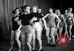 Image femmes danseurs New York City USA, 1936, de la seconde 19 séquences d'archives historiques vidéo 65675074452