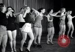 Image femmes danseurs New York City USA, 1936, de la seconde 22 séquences d'archives historiques vidéo 65675074452