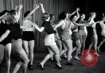 Image femmes danseurs New York City USA, 1936, de la seconde 23 séquences d'archives historiques vidéo 65675074452