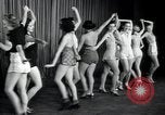 Image femmes danseurs New York City USA, 1936, de la seconde 27 séquences d'archives historiques vidéo 65675074452
