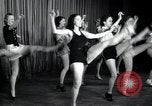 Image femmes danseurs New York City USA, 1936, de la seconde 29 séquences d'archives historiques vidéo 65675074452