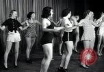 Image femmes danseurs New York City USA, 1936, de la seconde 31 séquences d'archives historiques vidéo 65675074452