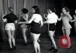 Image femmes danseurs New York City USA, 1936, de la seconde 32 séquences d'archives historiques vidéo 65675074452
