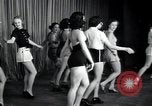 Image femmes danseurs New York City USA, 1936, de la seconde 33 séquences d'archives historiques vidéo 65675074452