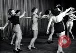 Image femmes danseurs New York City USA, 1936, de la seconde 34 séquences d'archives historiques vidéo 65675074452
