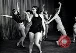 Image femmes danseurs New York City USA, 1936, de la seconde 36 séquences d'archives historiques vidéo 65675074452