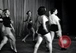 Image femmes danseurs New York City USA, 1936, de la seconde 37 séquences d'archives historiques vidéo 65675074452