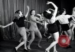 Image femmes danseurs New York City USA, 1936, de la seconde 38 séquences d'archives historiques vidéo 65675074452