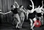 Image femmes danseurs New York City USA, 1936, de la seconde 41 séquences d'archives historiques vidéo 65675074452