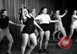 Image femmes danseurs New York City USA, 1936, de la seconde 43 séquences d'archives historiques vidéo 65675074452