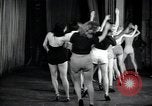 Image femmes danseurs New York City USA, 1936, de la seconde 56 séquences d'archives historiques vidéo 65675074452