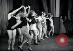 Image femmes danseurs New York City USA, 1936, de la seconde 61 séquences d'archives historiques vidéo 65675074452