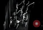 Standbild Chorus Line New York City USA, 1936, aus Sekunde 12 historischem Filmmaterial Videoclip 65675074454