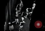 Standbild Chorus Line New York City USA, 1936, aus Sekunde 13 historischem Filmmaterial Videoclip 65675074454